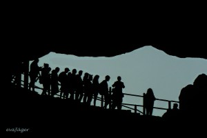 Ingång till droppstensgrottorna i Halong Bay, Sydkinesiska sjön